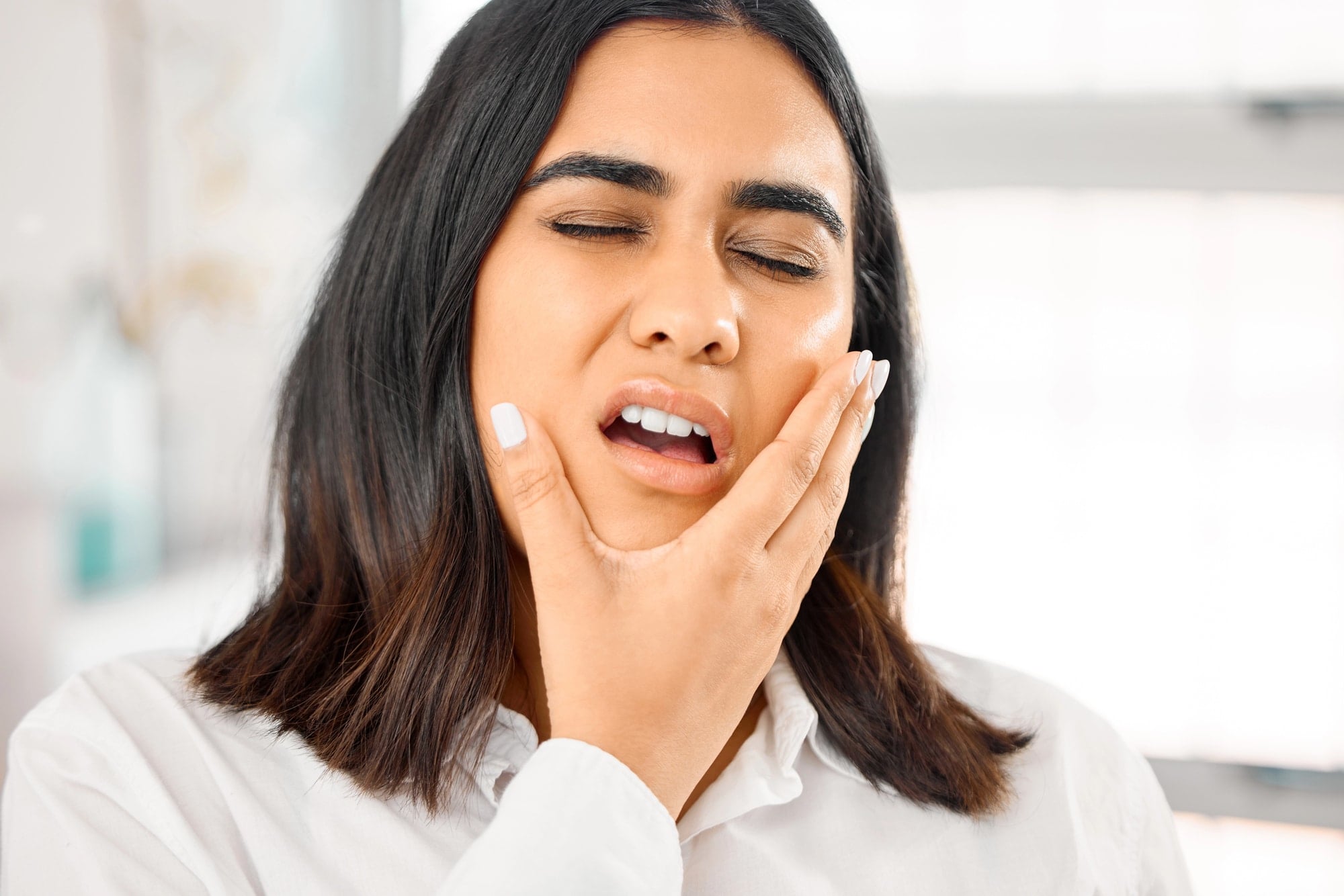 woman in pain needs emergency dentist novi mi 
