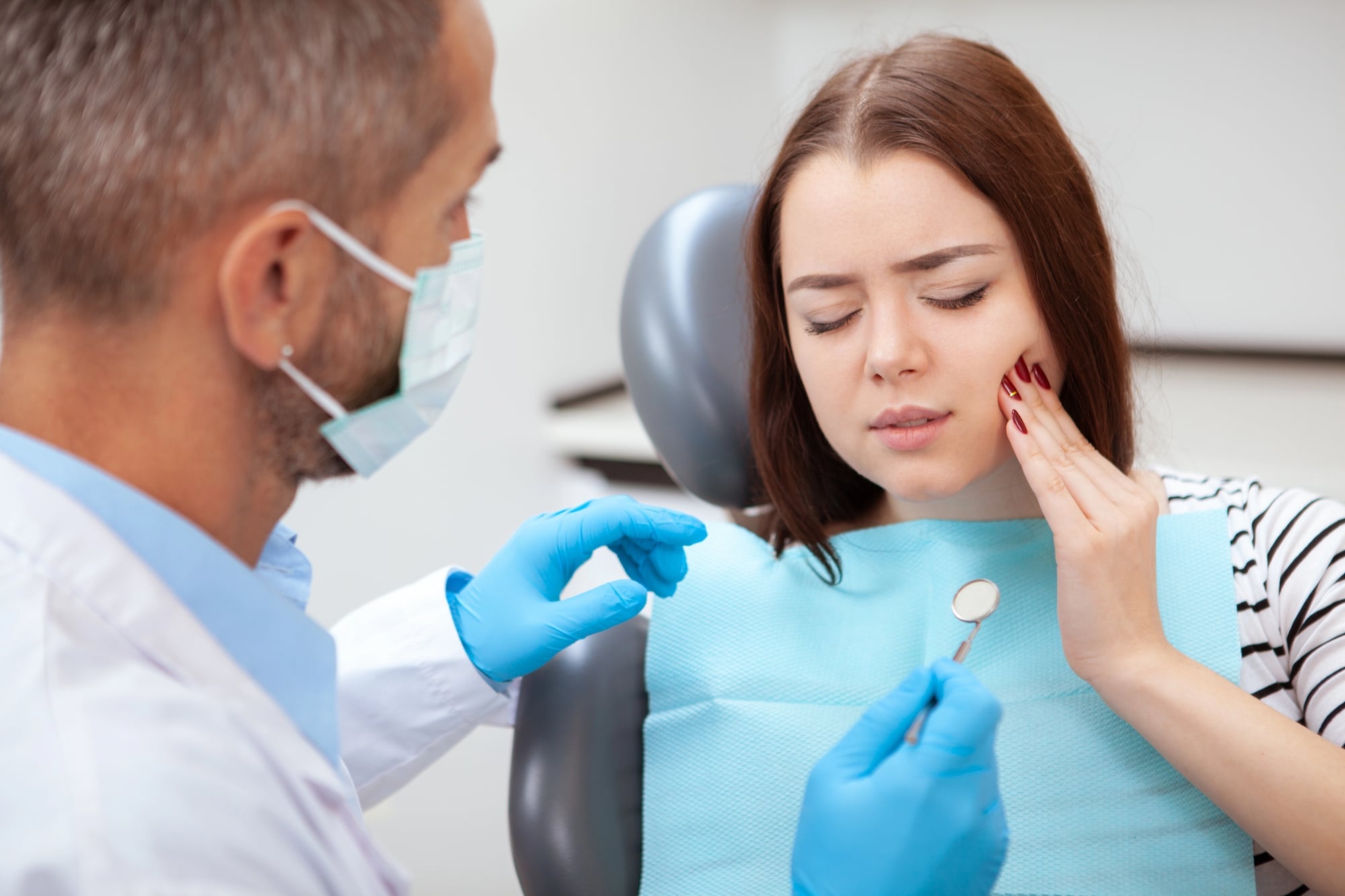 woman in pain visiting emergency dentist novi mi 