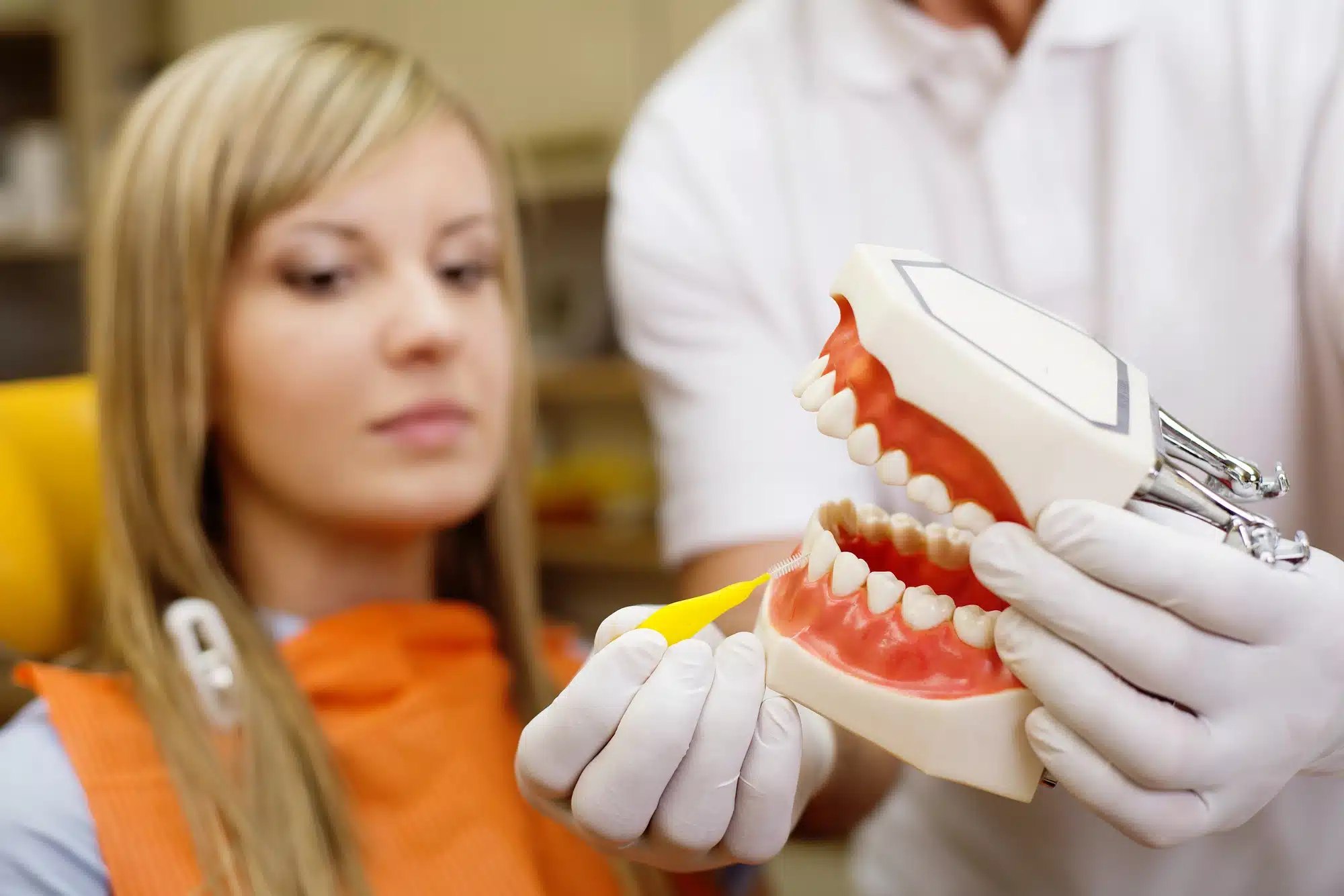 woman visiting a dentist in novi mi